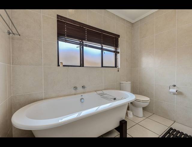 1 BEDROOM APARTMENT BLOCK FOR SALE IN SUNNINGHILL